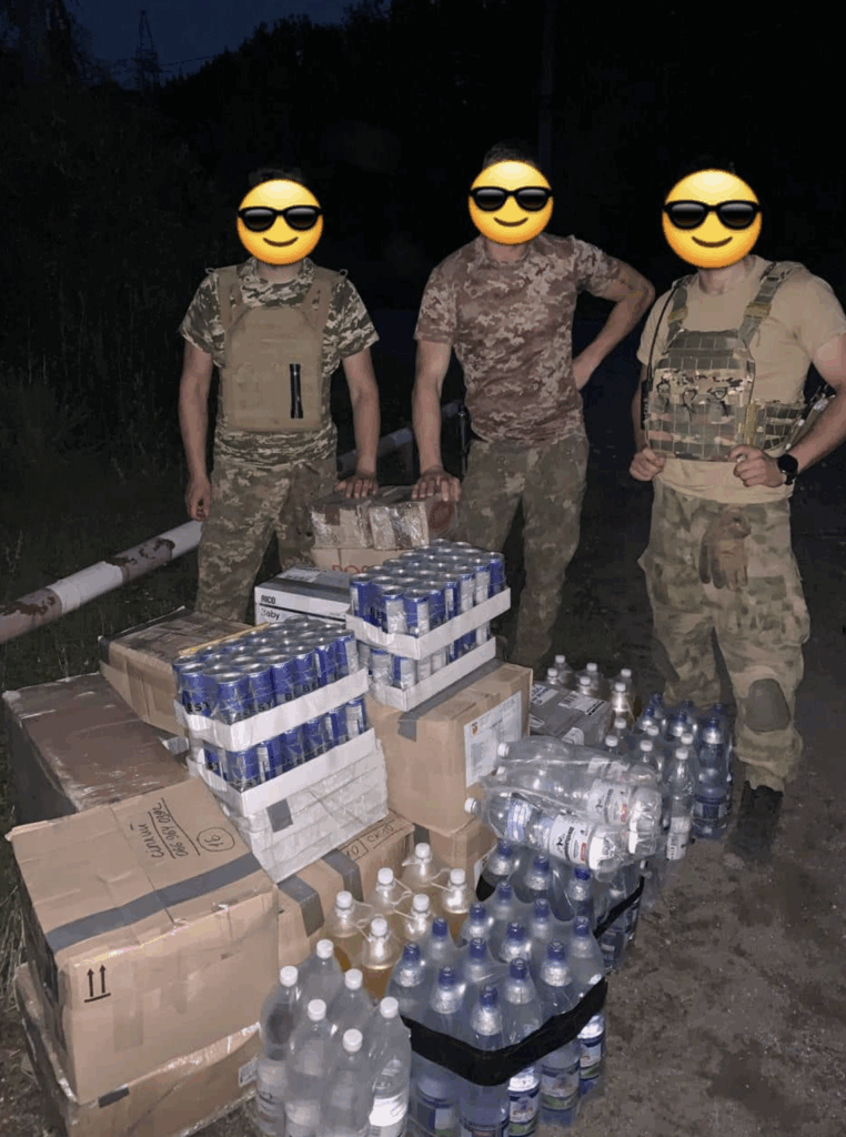 Zeigt die Verteilung von Hilfsgütern an die Endabnehmer, in diesem Fall Soldaten (unkenntlich gemacht zu deren Sicherheit)