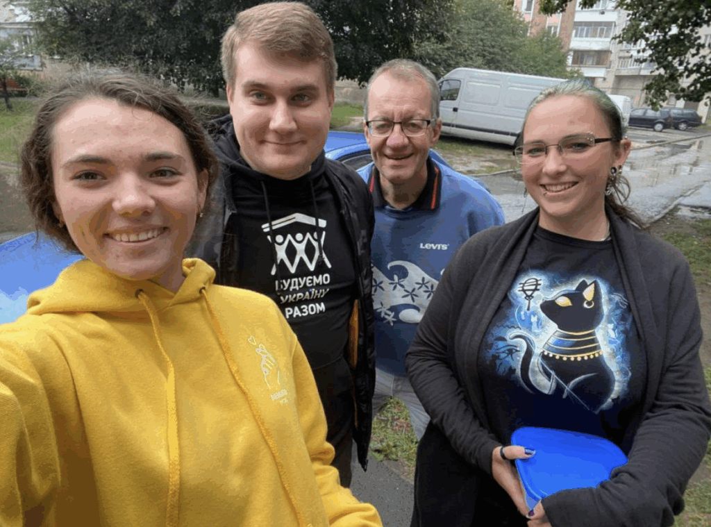 Nastja und Oleg (die beiden links im Bild) sind unsere Hauptansprechpartner