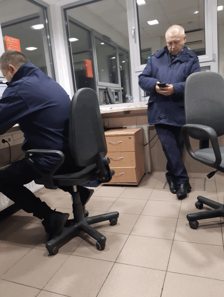 Warten in der Zollstation an der Grenze