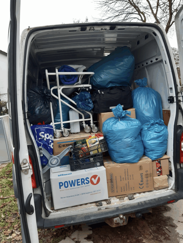 Einladen von Sachspenden vor der Fahrt