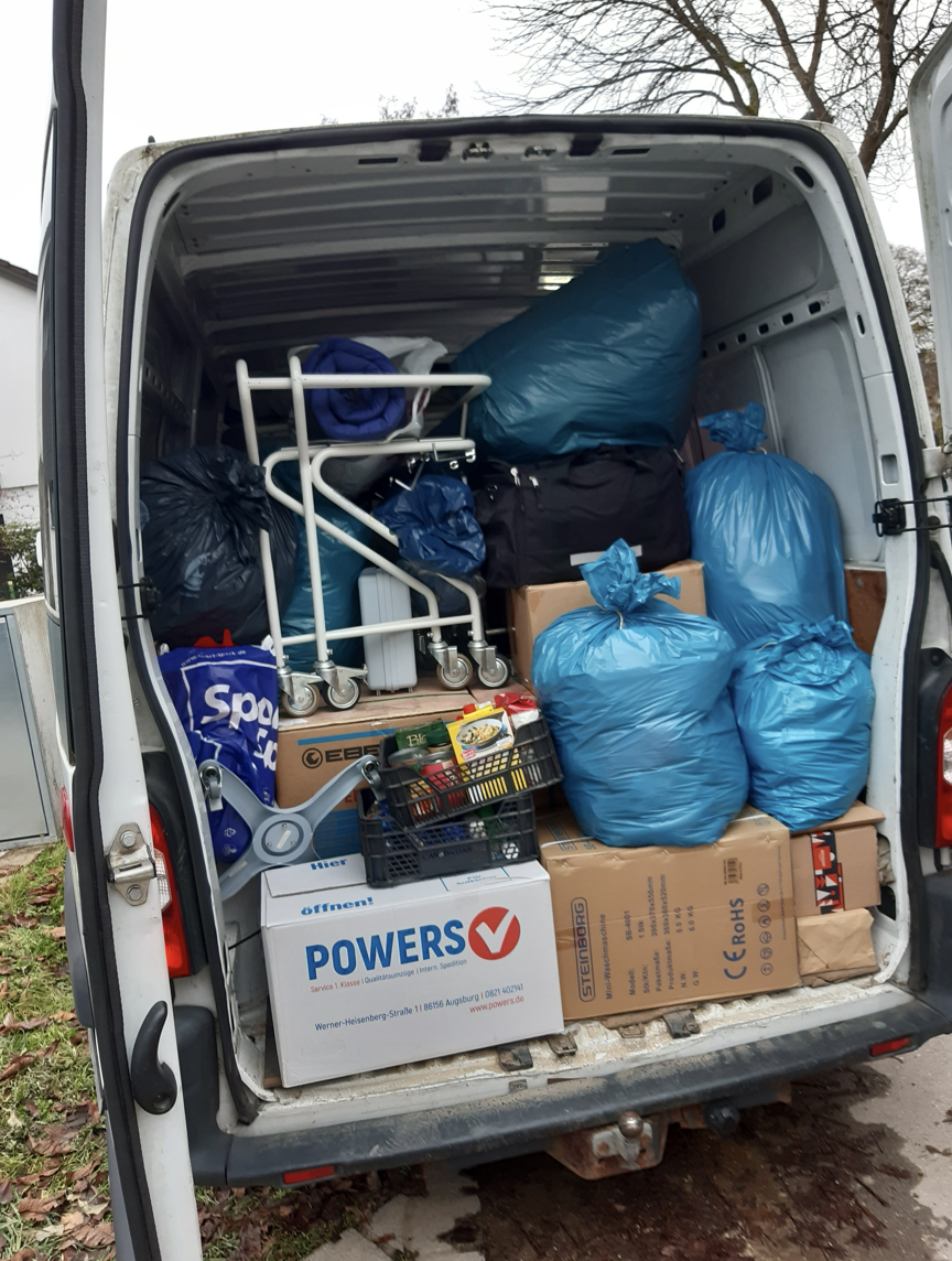 Einladen von Sachspenden vor der Fahrt
