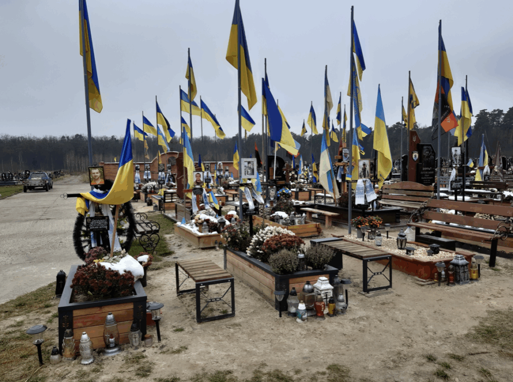 Soldatengräber auf dem Friedhof in Sheptytskyi. Das war im November 2022. Inzwischen gibt es dort viel mehr Soldatengräber.