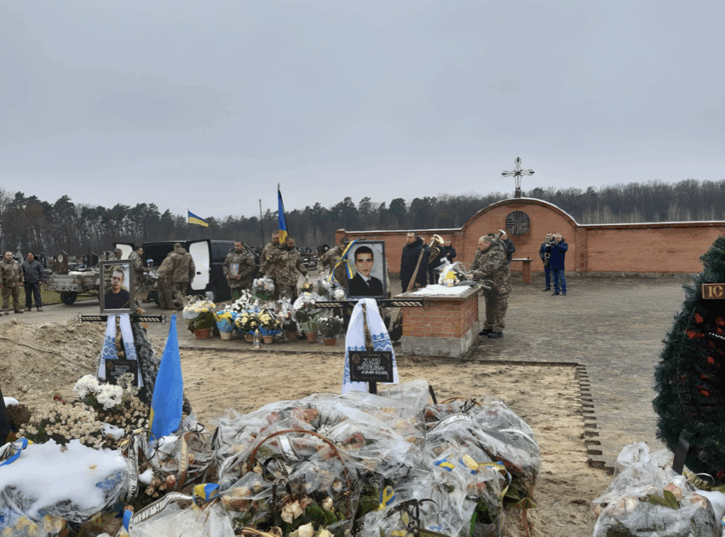 Friedhof in Sheptytskyi während eines Soldatenbegräbnisses