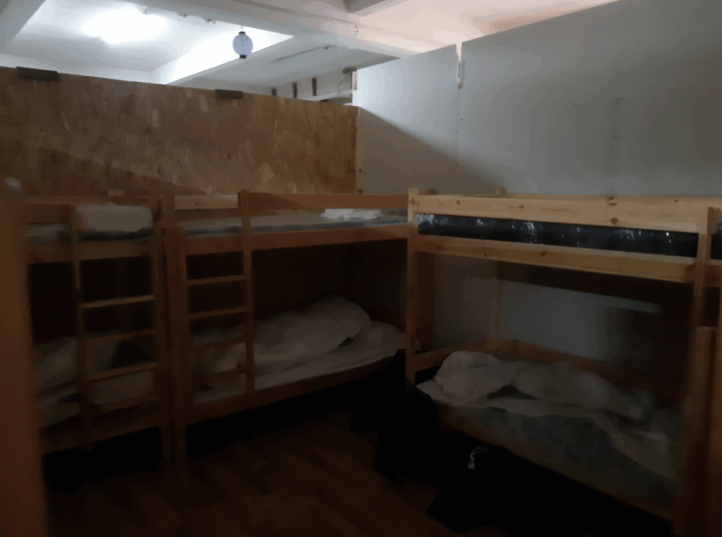 Nachtquartier in einer Flüchtlingsunterkunft in Polen (es war kein Hotel mehr zu bekommen mitten in der Nacht nach sehr langem Warten an der Grenze)